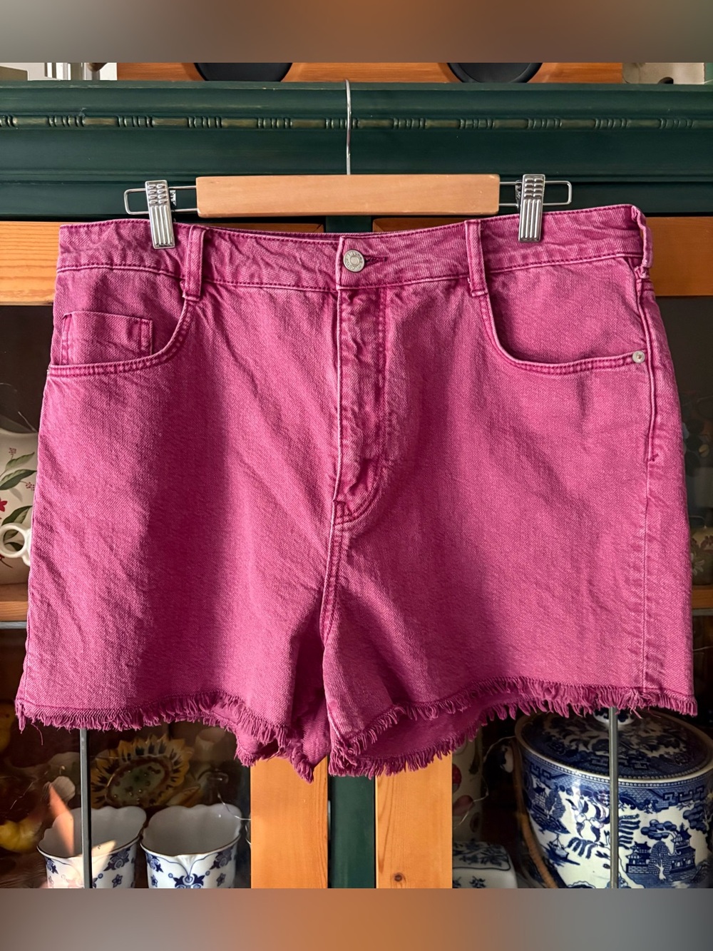 Anthropologie Pilcro Sz. 32 Sunwashed Raspberry
High Rise Shorts